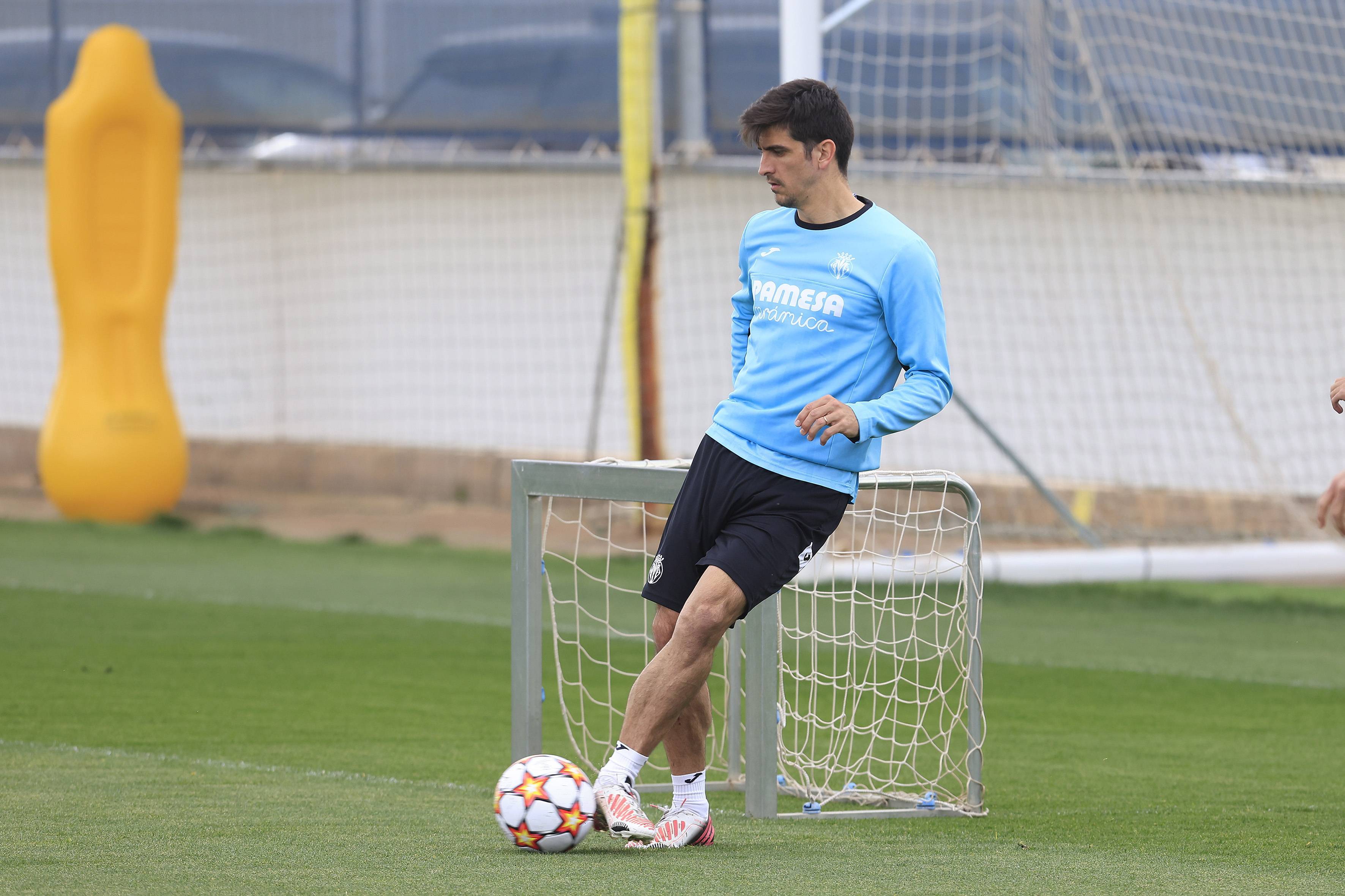 赛后比利亚雷亚尔调整名单以备社区盾，官宣签约环节打磨，悬念犹存，团队化学反应显著(皇家社会vs比利亚雷亚尔)