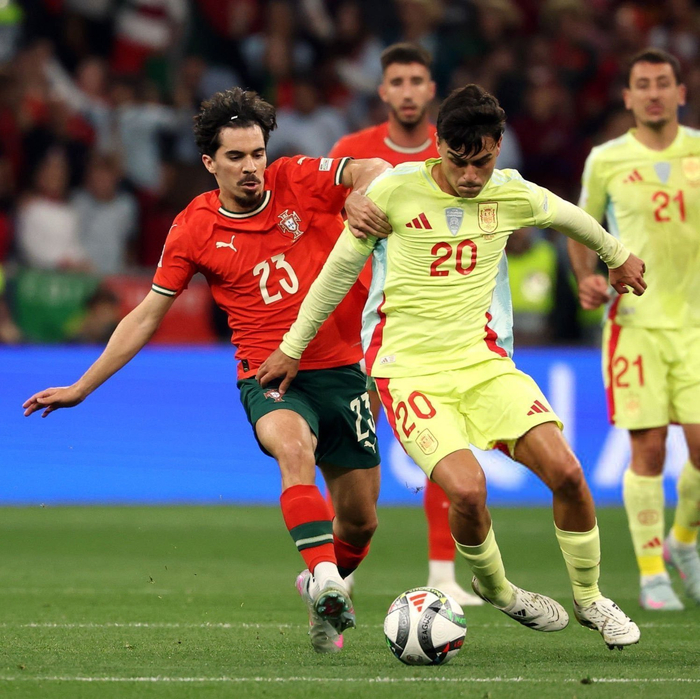 关键时刻突围战来临；葡萄牙体育围绕荷甲绝杀压哨；球迷炸锅；赛季目标并未改变的简单介绍